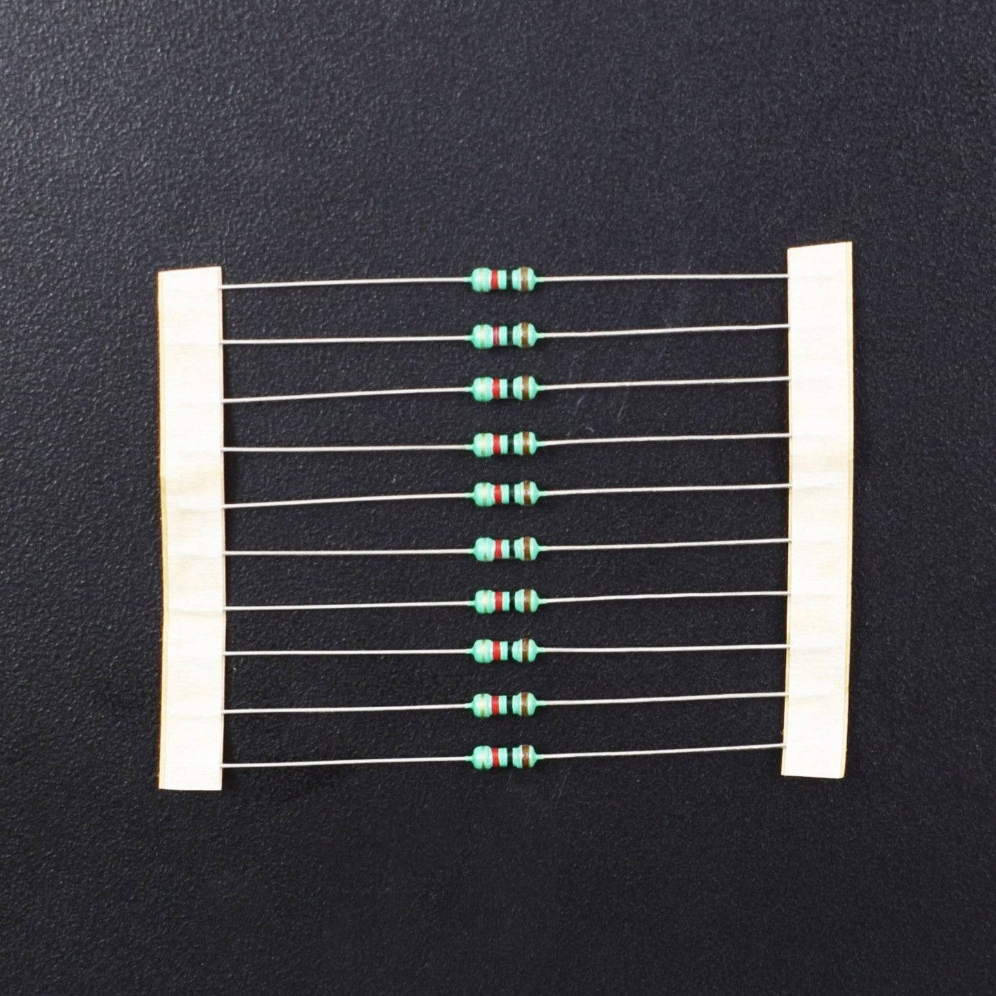 3.3K OHM Carbon film resistor .25 Watt Power Rating 5% Tolerance- RS500 - REES52