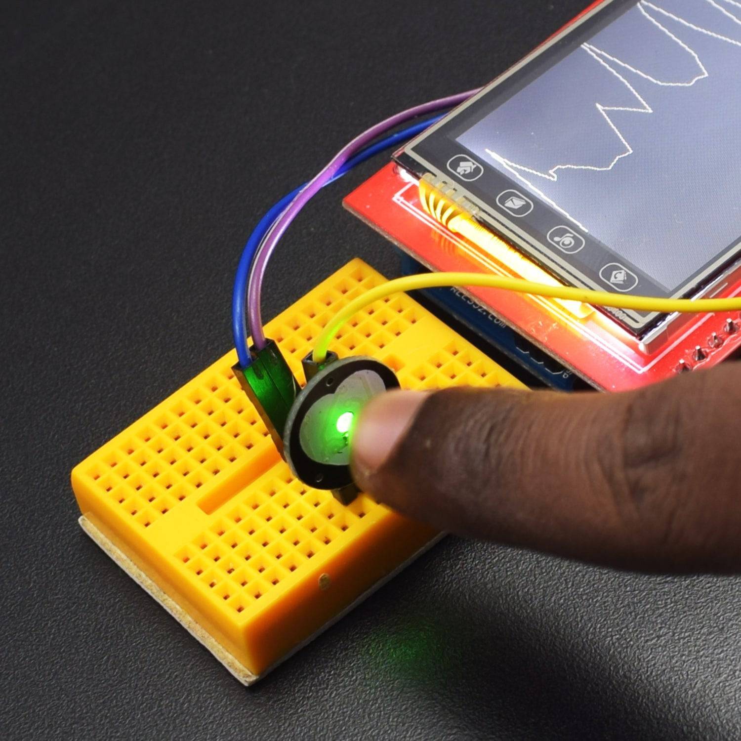 Make a Heartbeat monitor with 2.4 inch TFT display using pulse rate sensor - KT585 - REES52