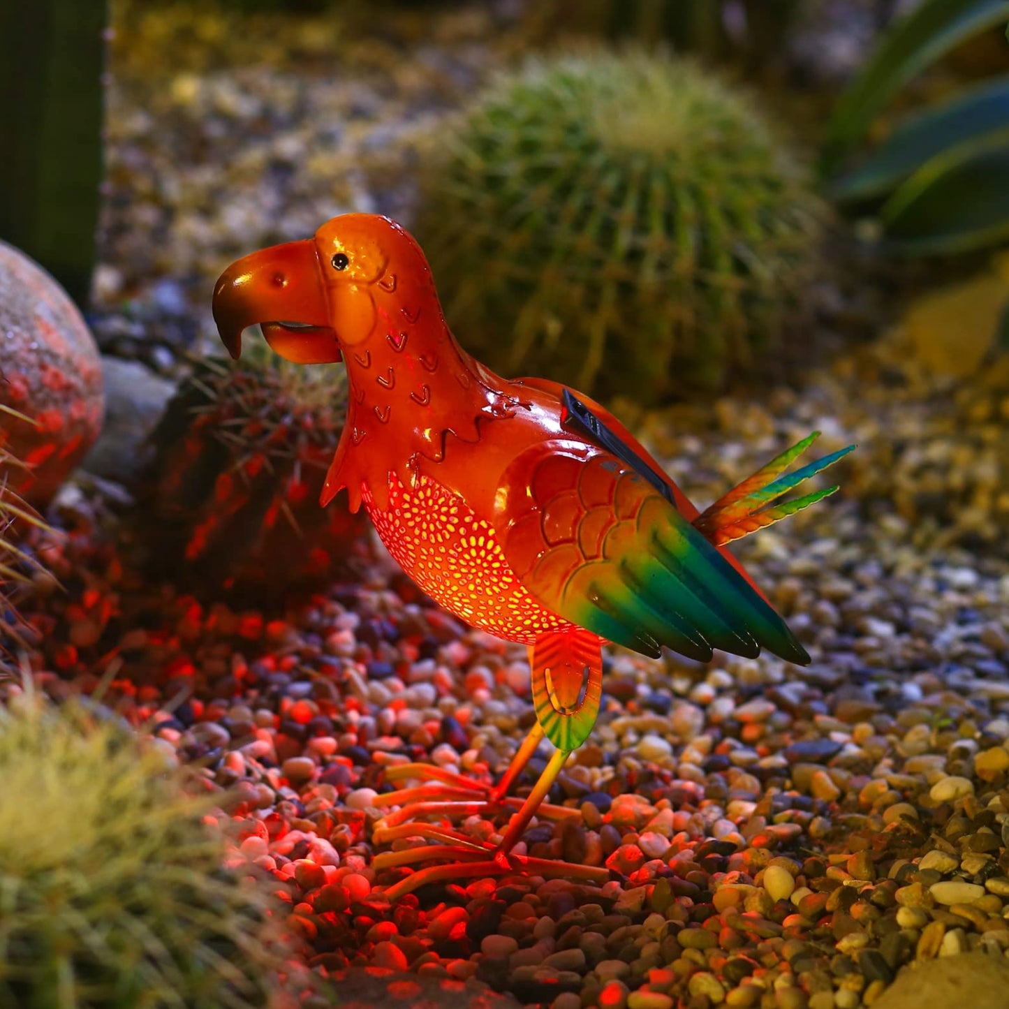 Solar-Powered Macaw Statue Garden Lights Waterproof Macaw Garden Decor Outdoor Solar Parrot Statue With Metal Yard Art, Parrot Statue Light for Pathway, Patio, Backyard Decoration, Lawn Ornaments, Pack Of 1 - RS6144