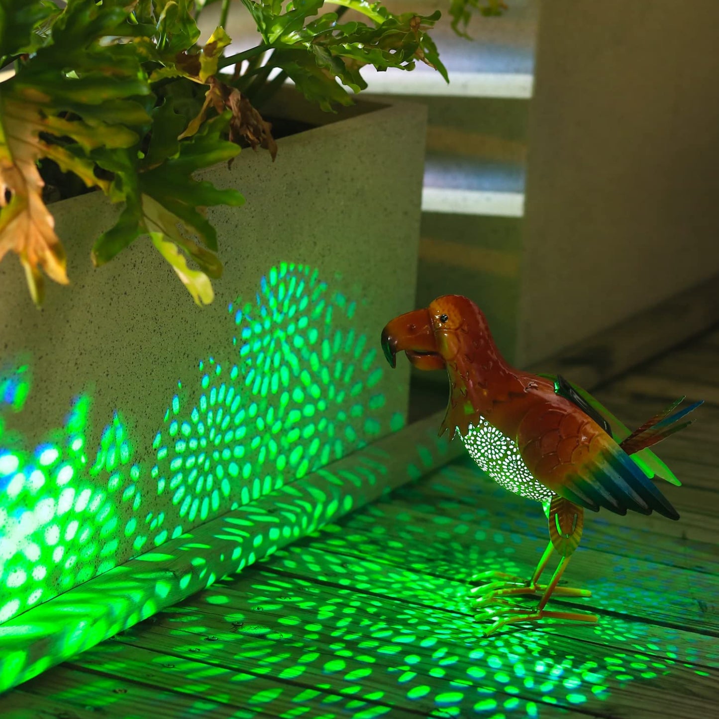Solar-Powered Macaw Statue Garden Lights Waterproof Macaw Garden Decor Outdoor Solar Parrot Statue With Metal Yard Art, Parrot Statue Light for Pathway, Patio, Backyard Decoration, Lawn Ornaments, Pack Of 1 - RS6144