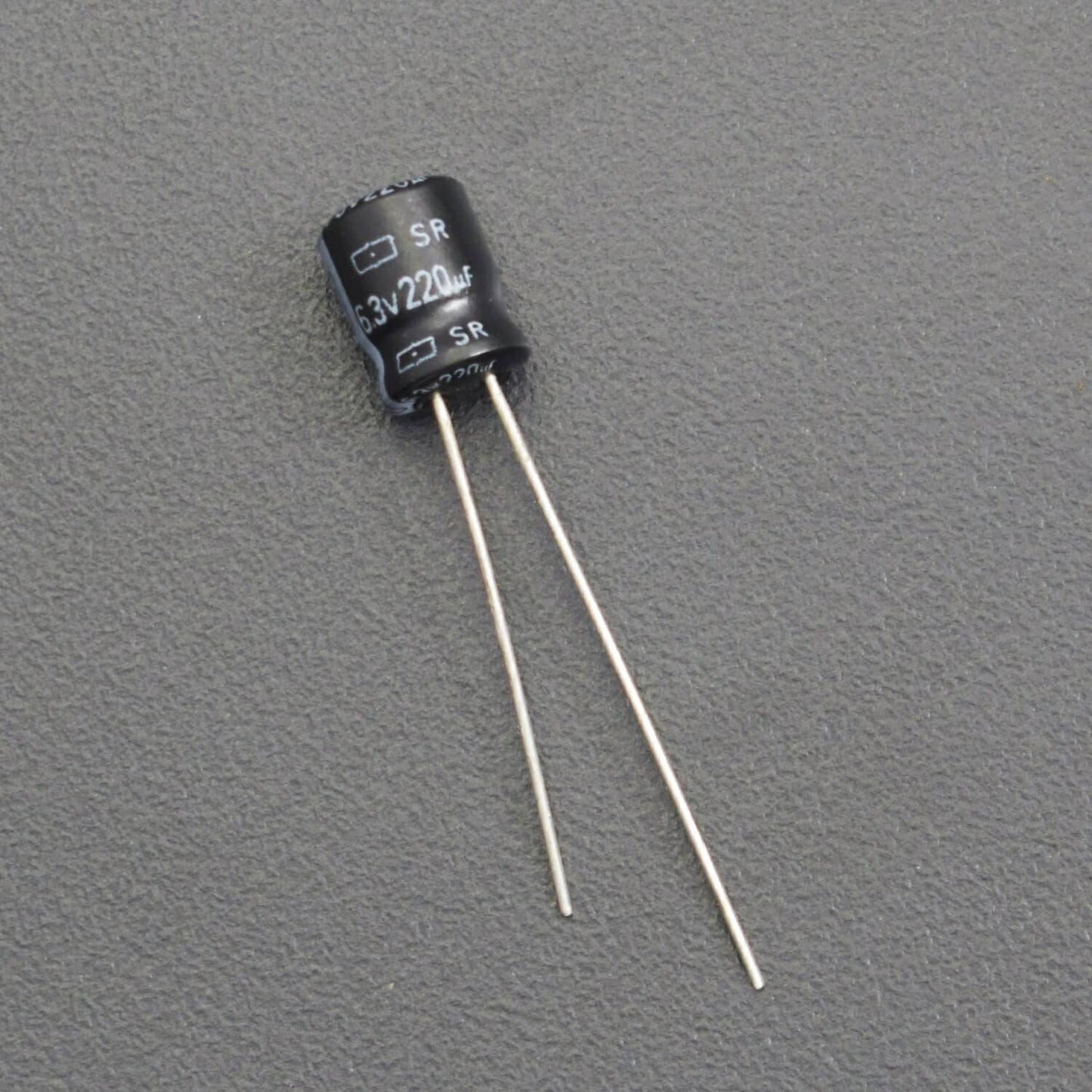 Aluminum Electrolytic Capacitor 220uF 6.3v-Pack of 5 -RS2024 - REES52