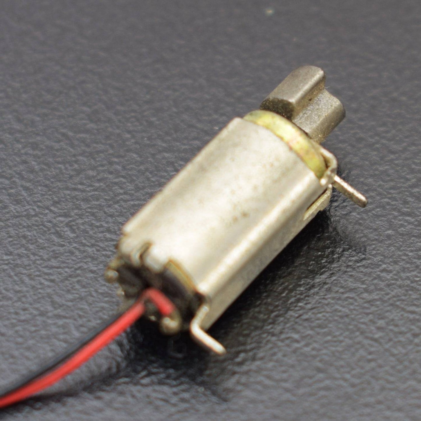 Vibration motor 3V-4.5V with Wire - RS133 - REES52