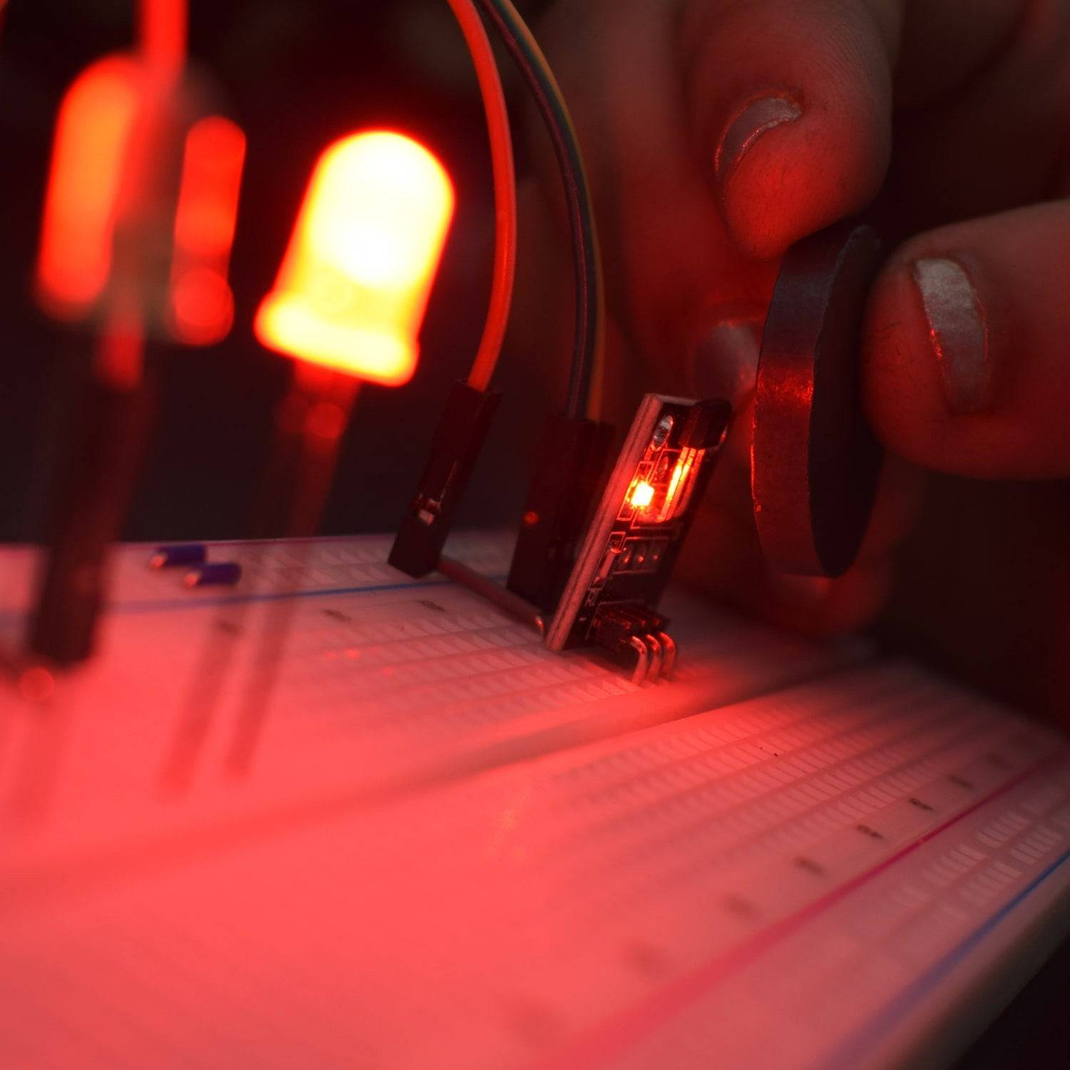 Control the LEDs using Hall Magnetic Sensor Module - KT621 - REES52