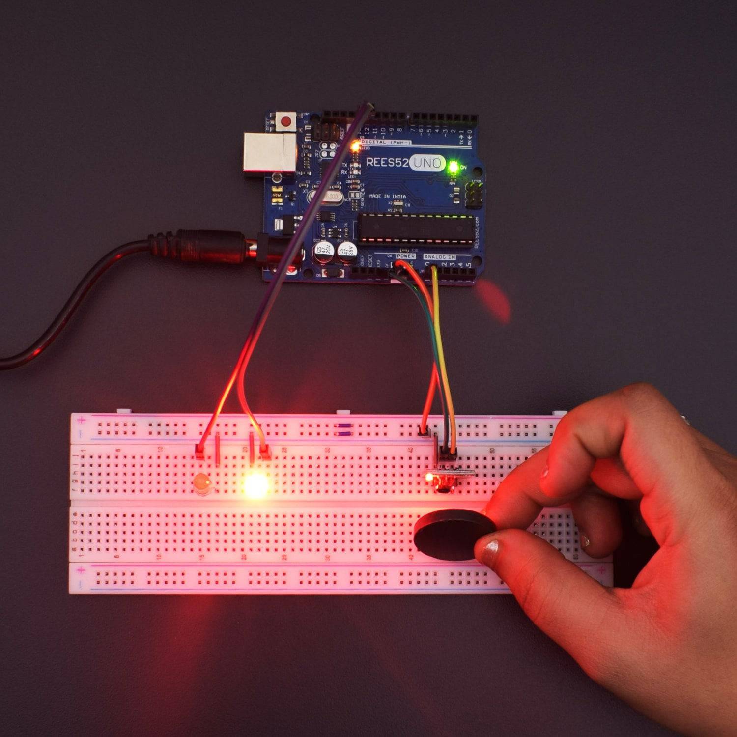 Control the LEDs using Hall Magnetic Sensor Module - KT621 - REES52