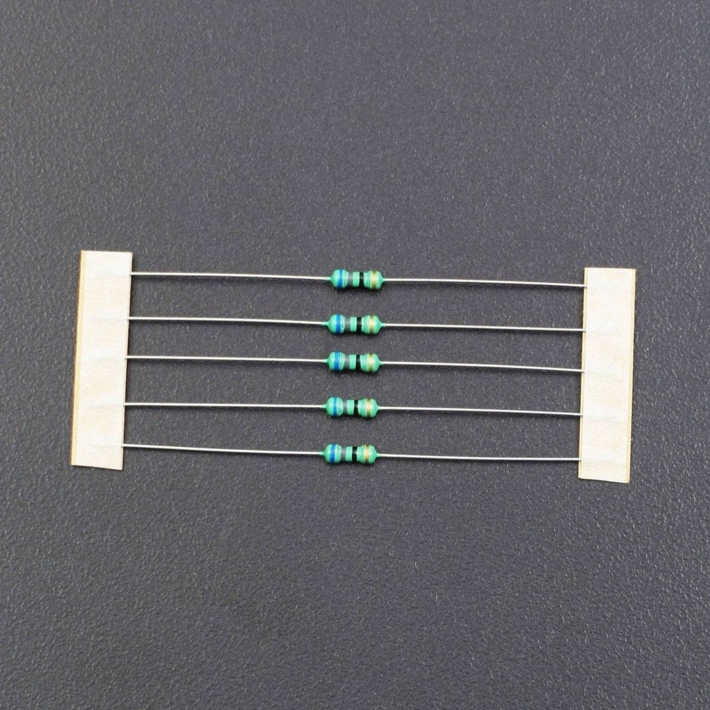 68 Ohm Resistance 1/4W Power Rating  5% Tolerance Carbon Film Resistor - RS618 - REES52