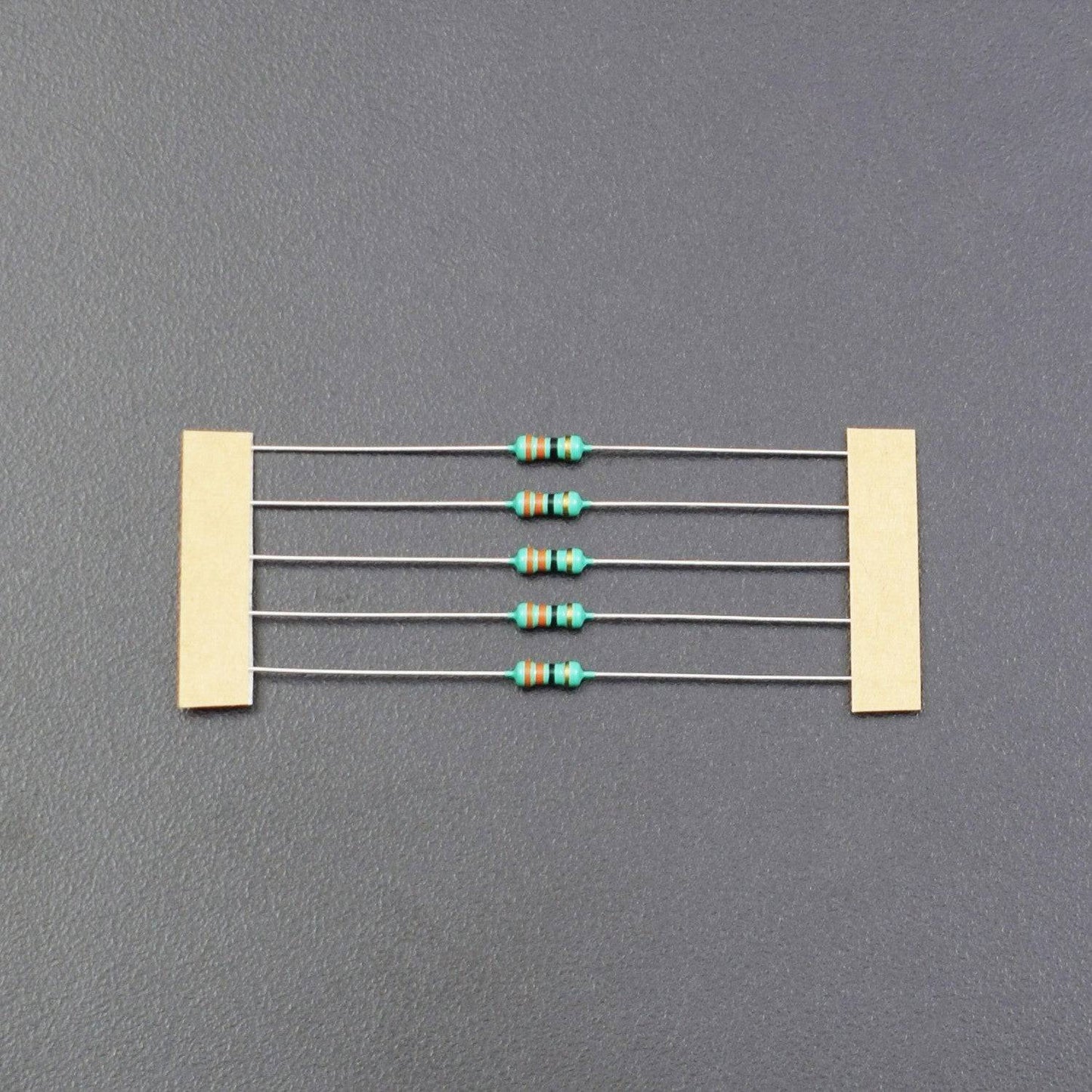 33 Ohm Resistance 1/4W Power Rating  5% Tolerance Carbon Film Resistor - RS620 - REES52