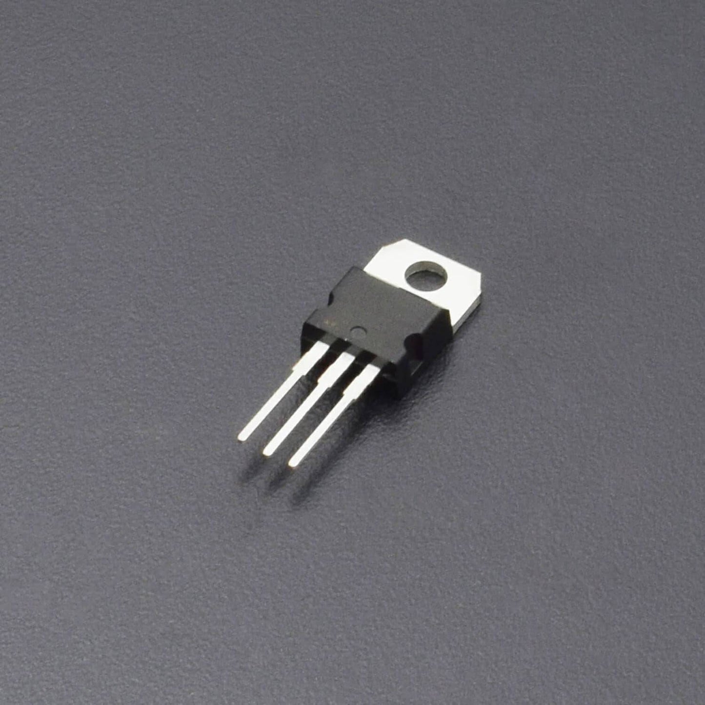 L7824 Voltage Regulator - RS948 - REES52