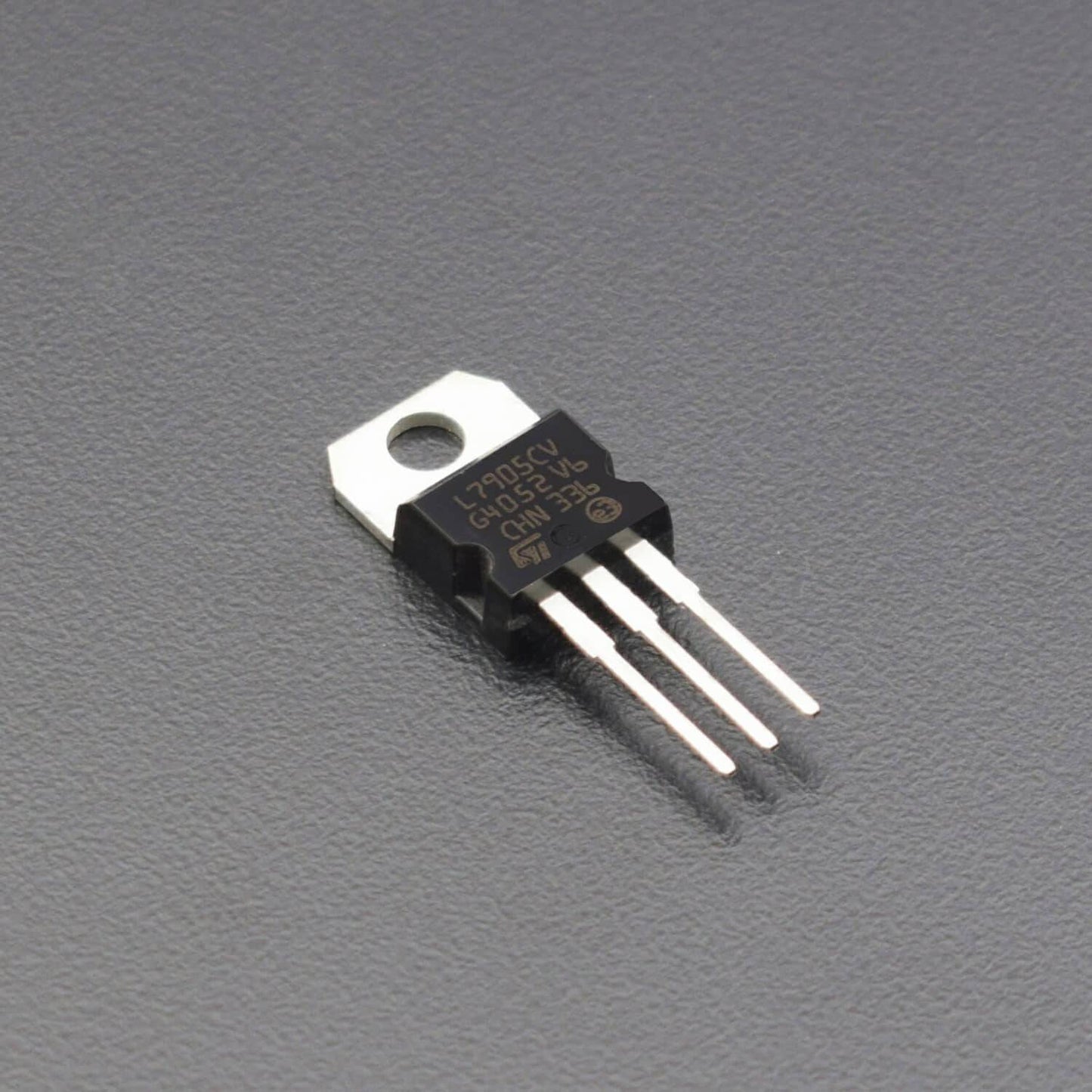 L7905CV Voltage Regulator - RS1518 - REES52