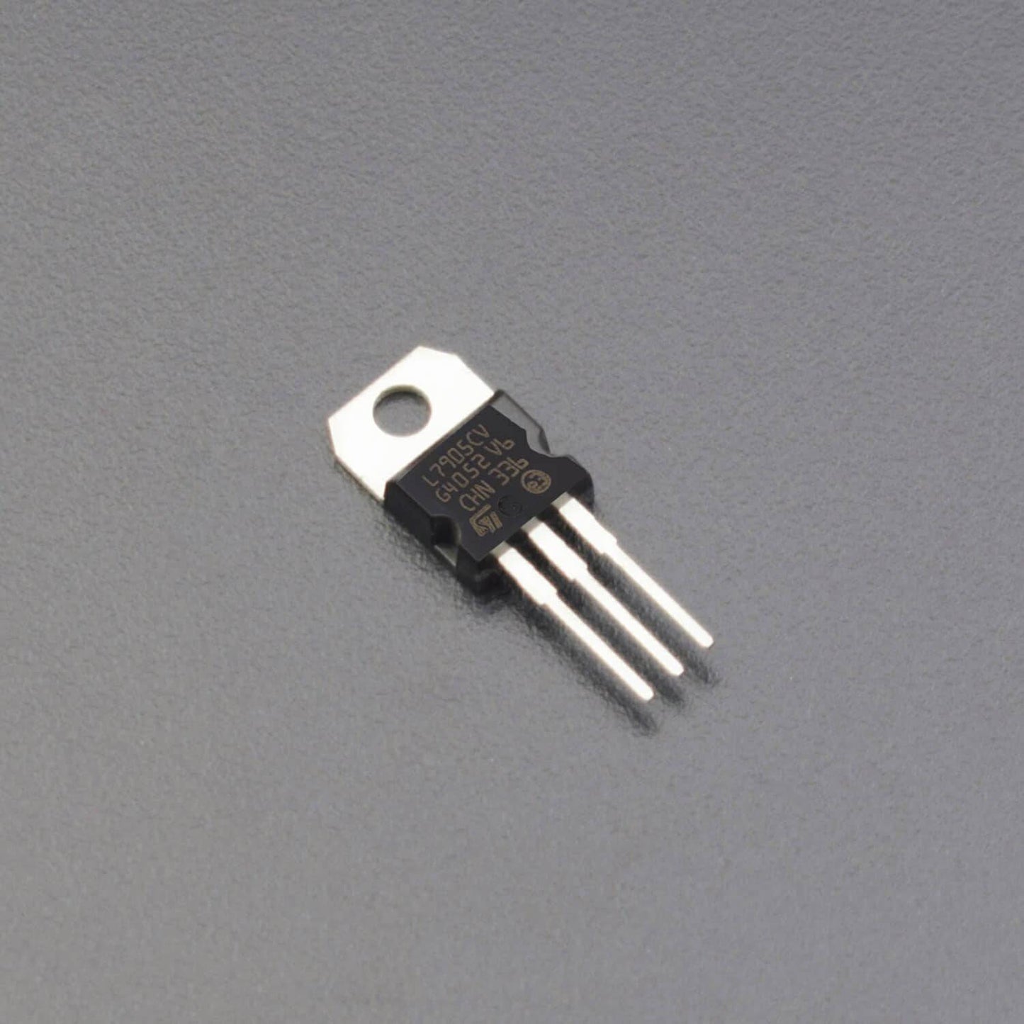 L7905CV Voltage Regulator - RS1518 - REES52