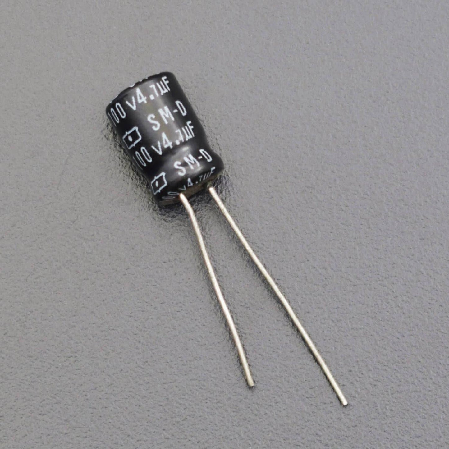 4.7uF 100V Radial Electrolytic Capacitor - Pack of 5 - RS2104 - REES52