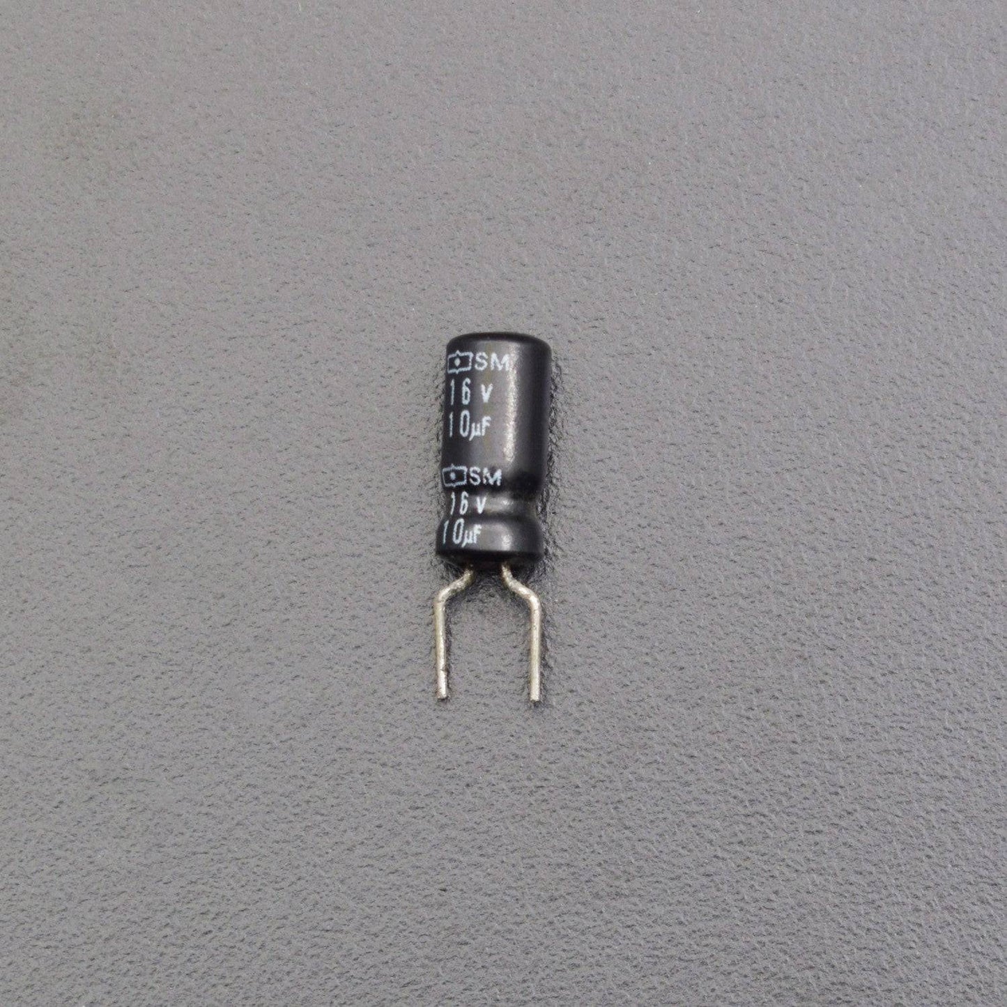 10uF 16V Mini Radial Electrolytic Capacitor - Pack of 5 - RS2102 - REES52