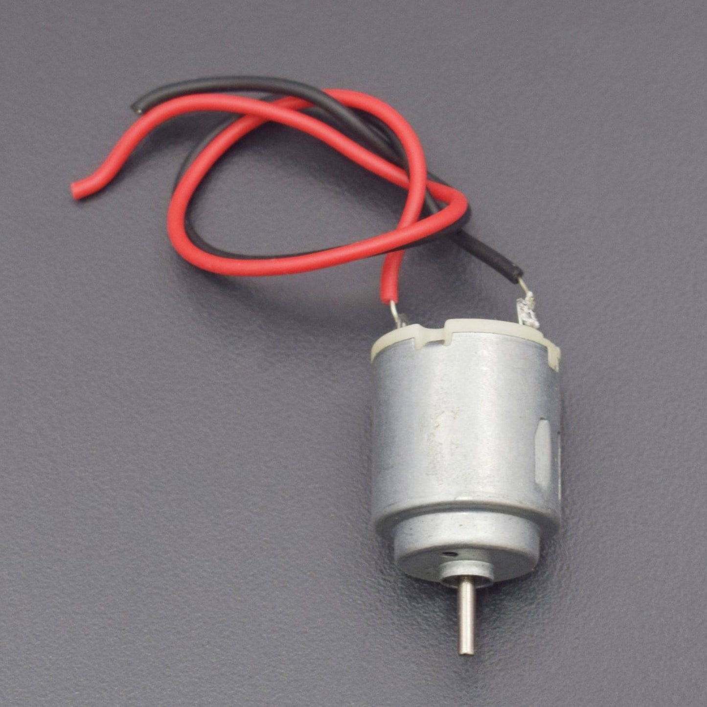 Basic Hobby DC motor with lead wires operates with 1.5 to 3.0 volts and runs at speeds of 4200-5700 rpm - RS1356 - REES52