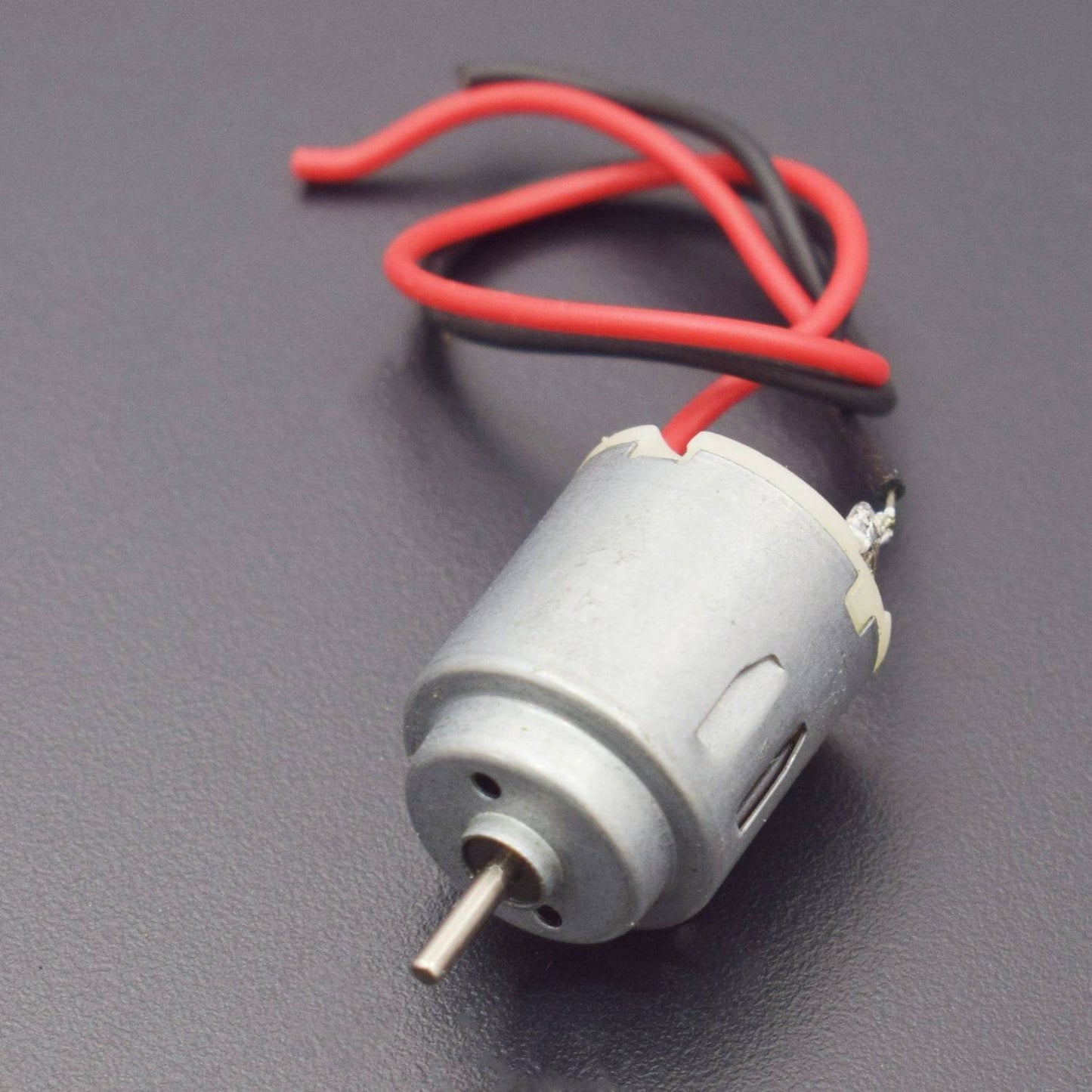 Basic Hobby DC motor with lead wires operates with 1.5 to 3.0 volts and runs at speeds of 4200-5700 rpm - RS1356 - REES52